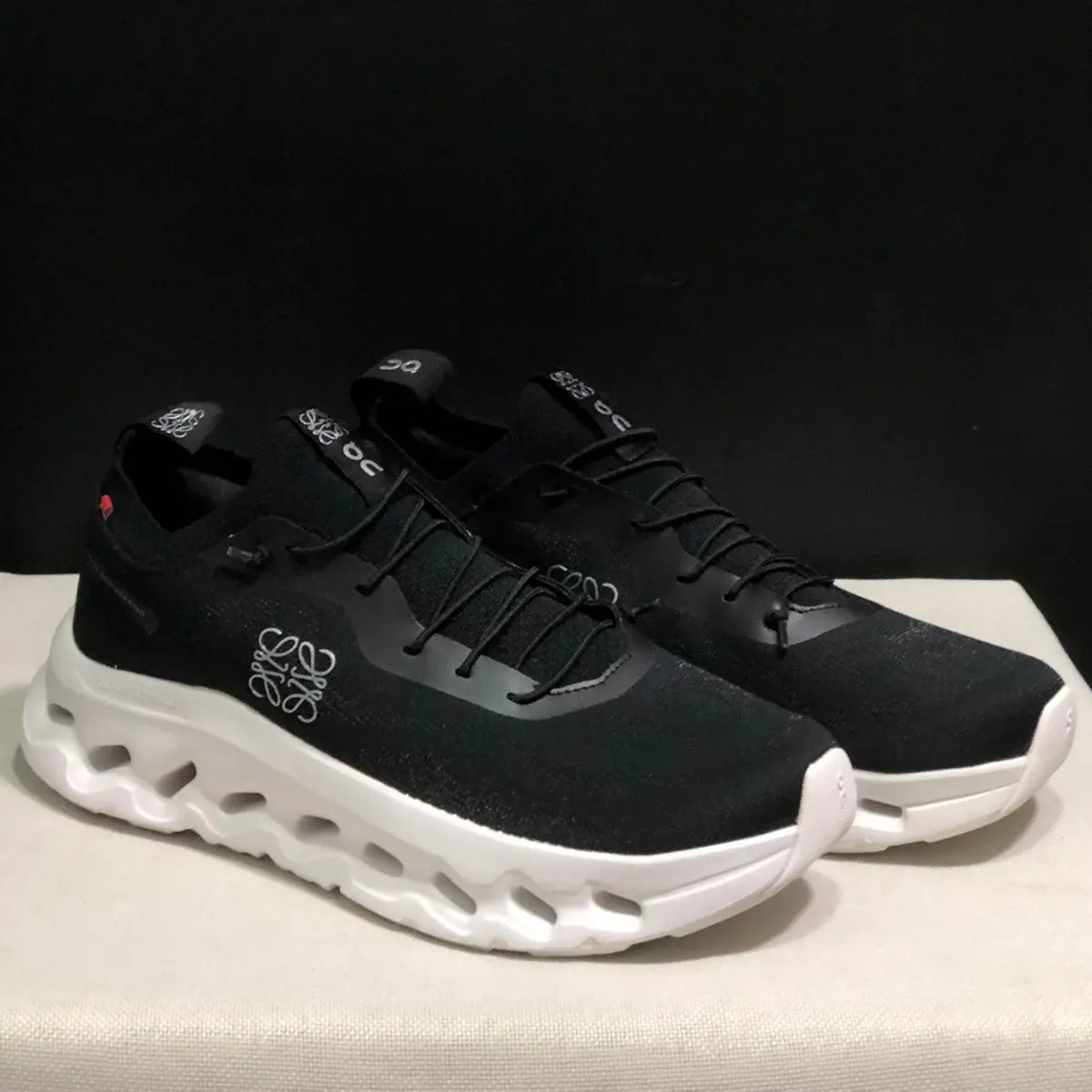 On Cloud × Loewe — Cloudtilt Noir et Blanc 2.0 — photo 3