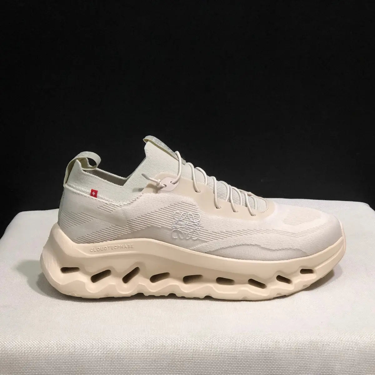 On Cloud × Loewe — Cloudtilt Crème 2.0 — photo 2