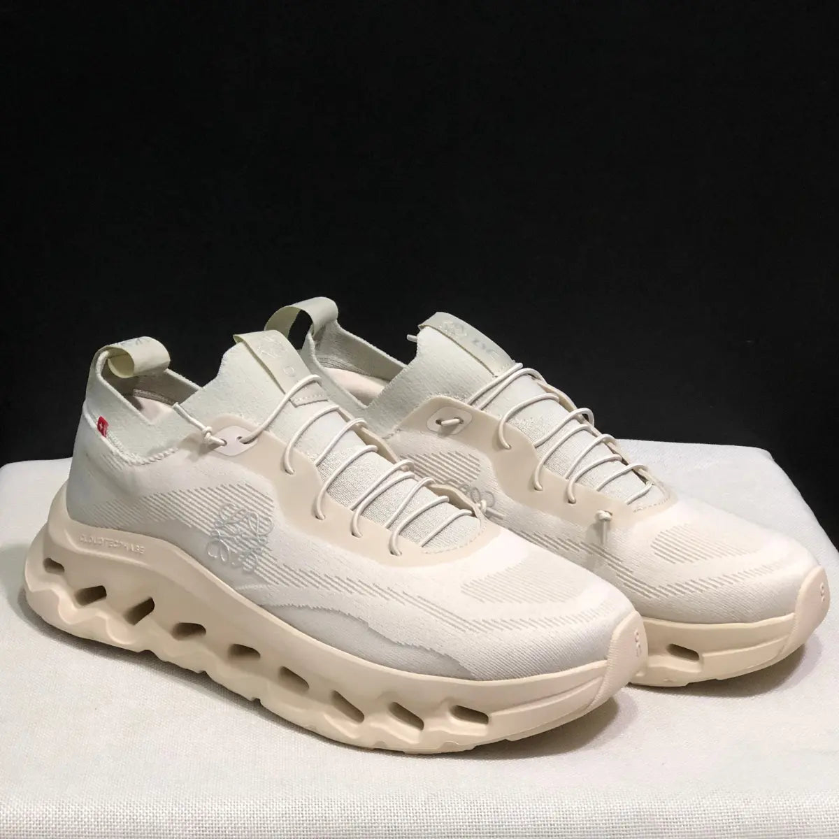 On Cloud × Loewe — Cloudtilt Crème 2.0 — photo 3