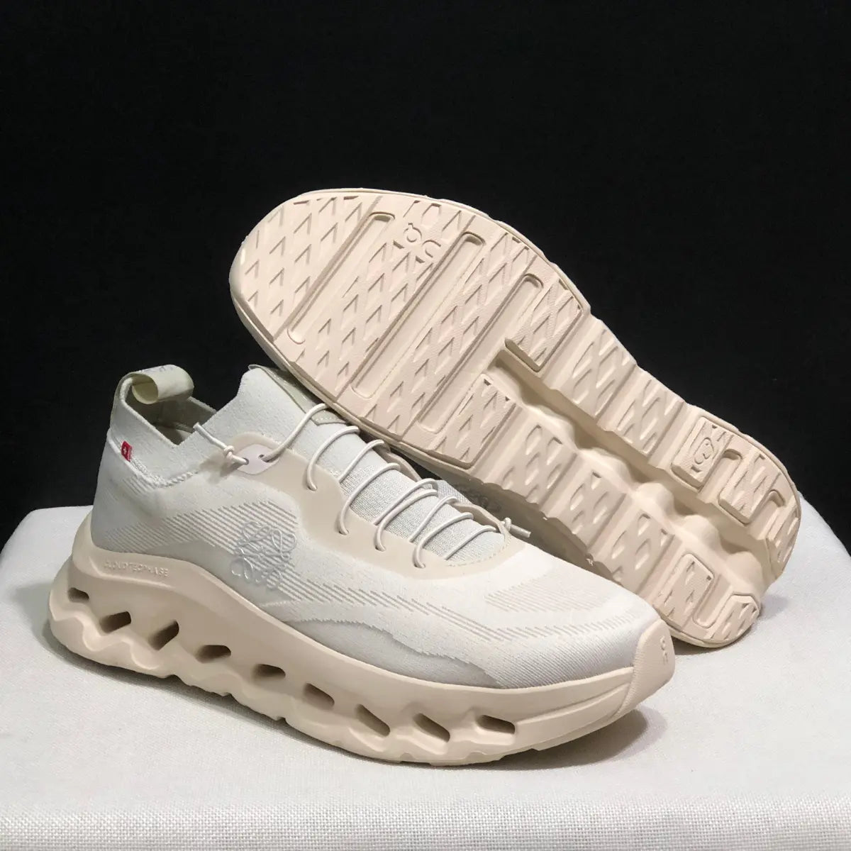 On Cloud × Loewe — Cloudtilt Crème 2.0 — photo 5