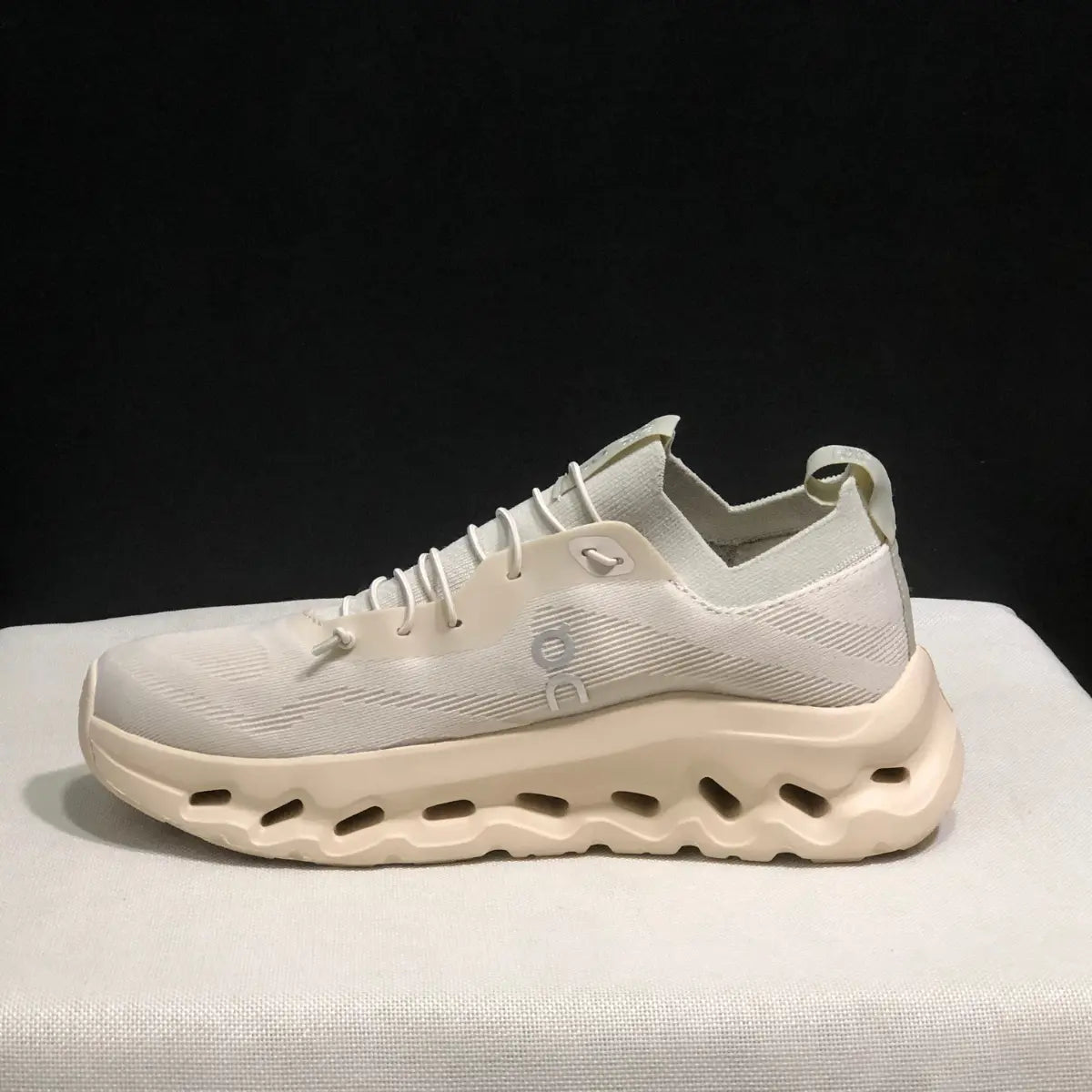 On Cloud × Loewe — Cloudtilt Crème 2.0 — photo 4