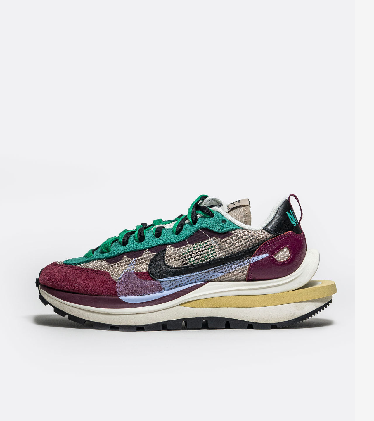 Nike Vaporwaffle sacai Villain Red Neptune Green