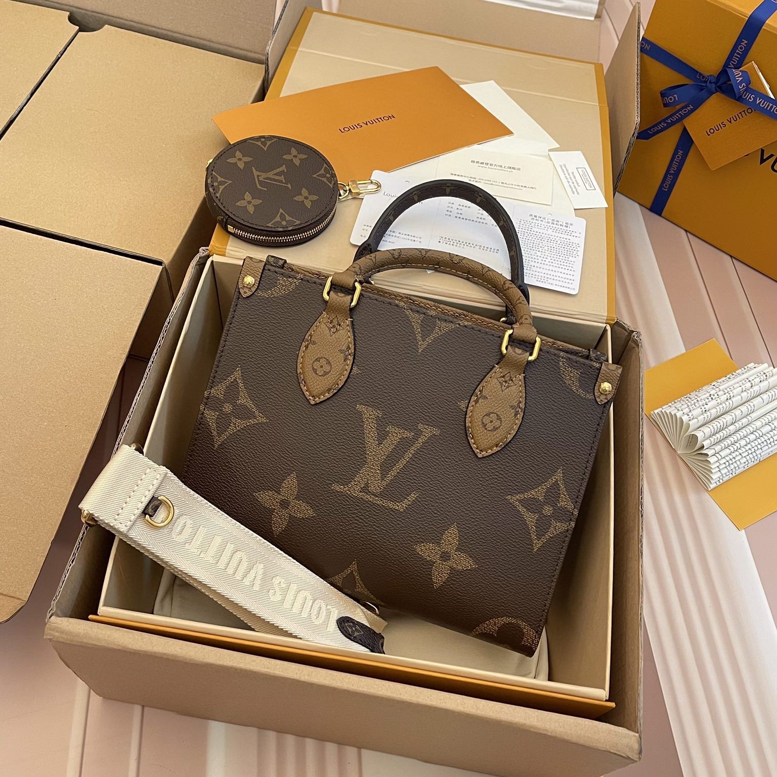 LV - Cabas OnTheGo BB Petit — photo 2